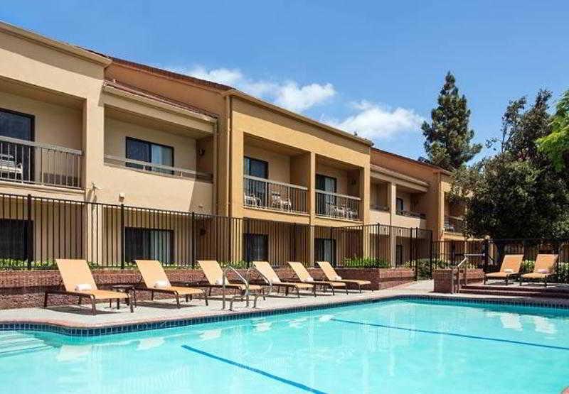 Courtyard By Marriott Pleasanton Hotel Exterior photo