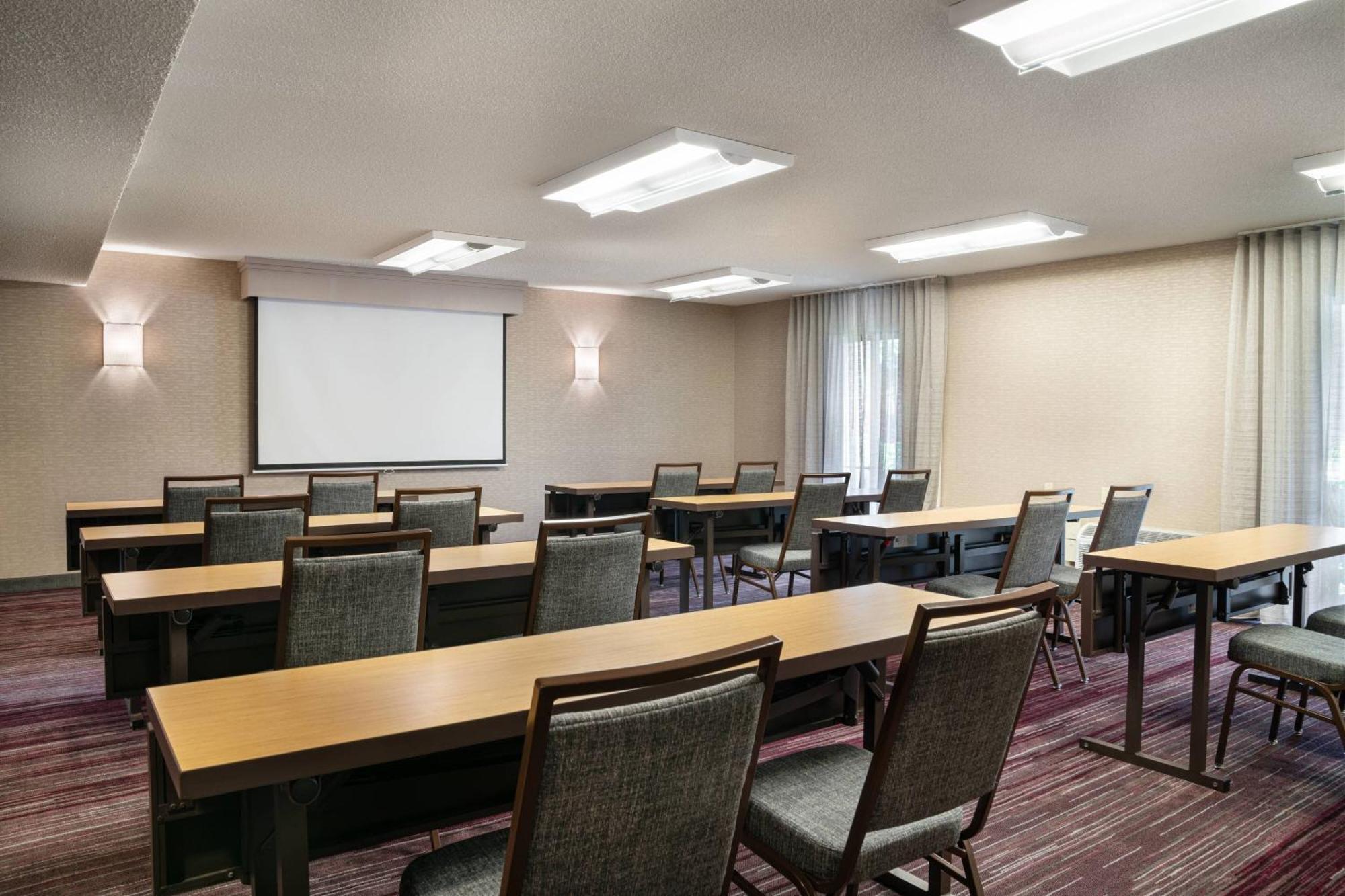 Courtyard By Marriott Pleasanton Hotel Exterior photo
