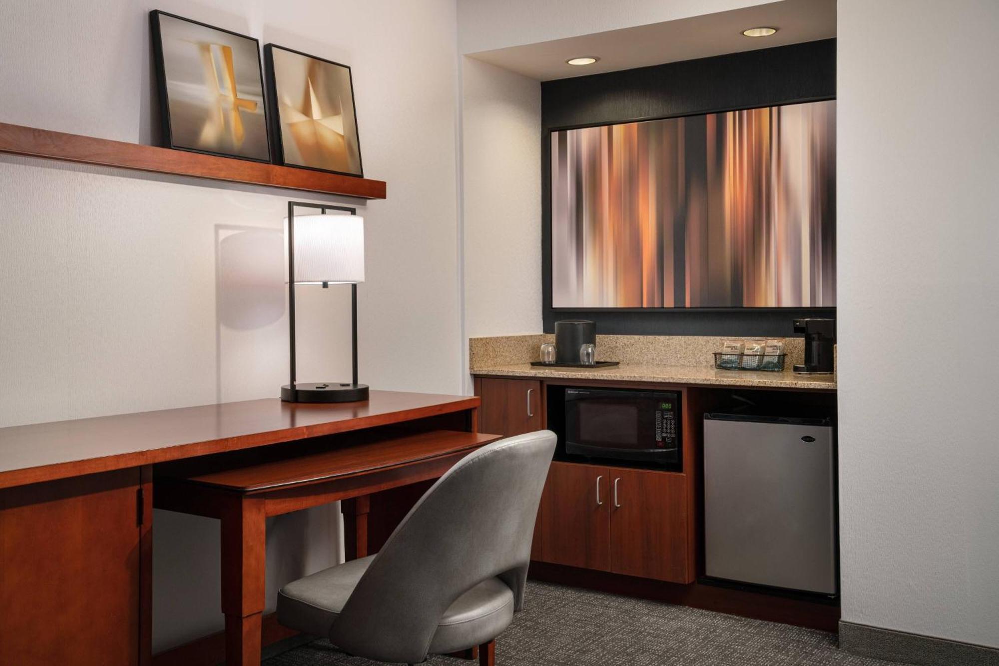 Courtyard By Marriott Pleasanton Hotel Exterior photo