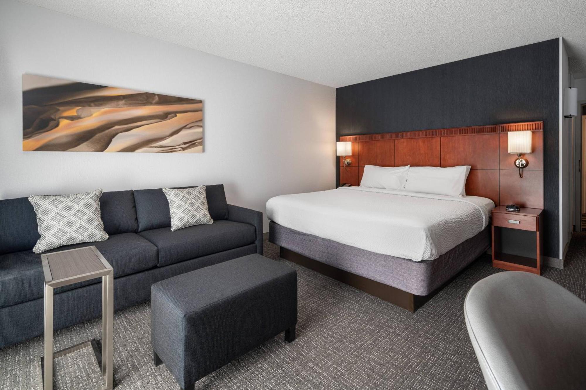 Courtyard By Marriott Pleasanton Hotel Exterior photo