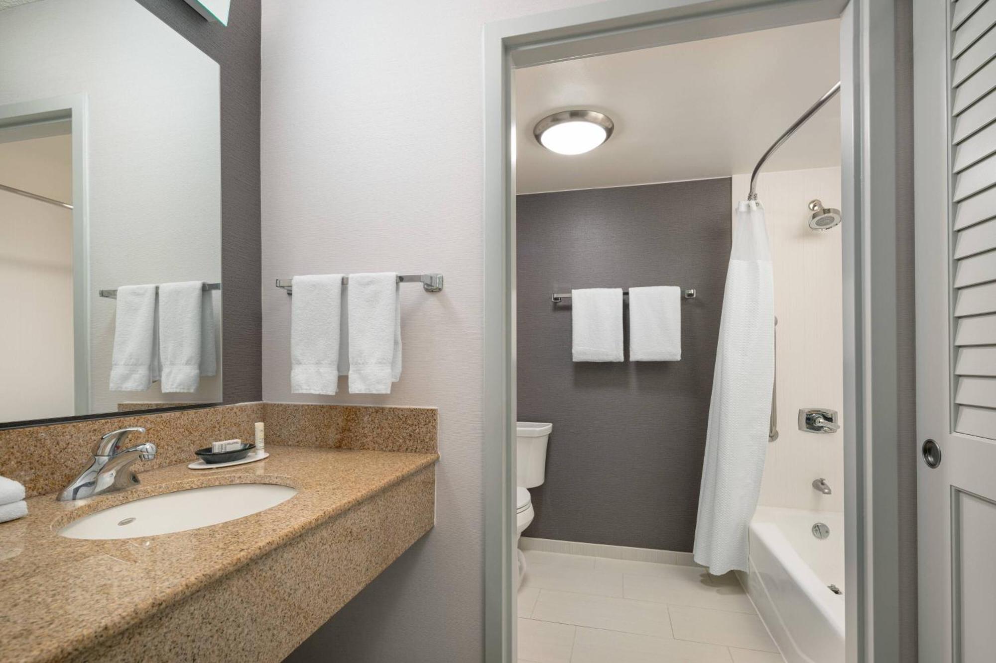 Courtyard By Marriott Pleasanton Hotel Exterior photo