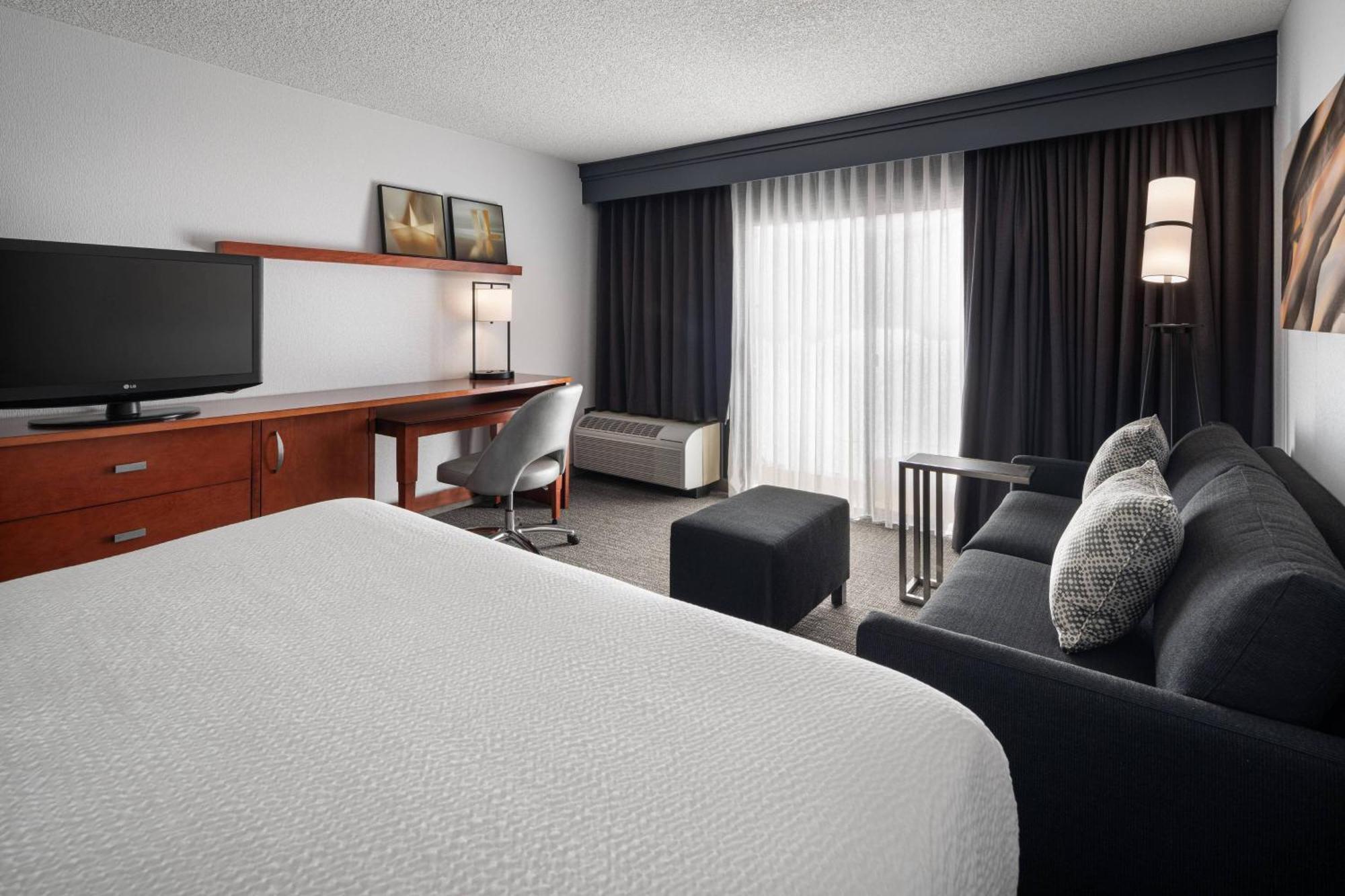 Courtyard By Marriott Pleasanton Hotel Exterior photo