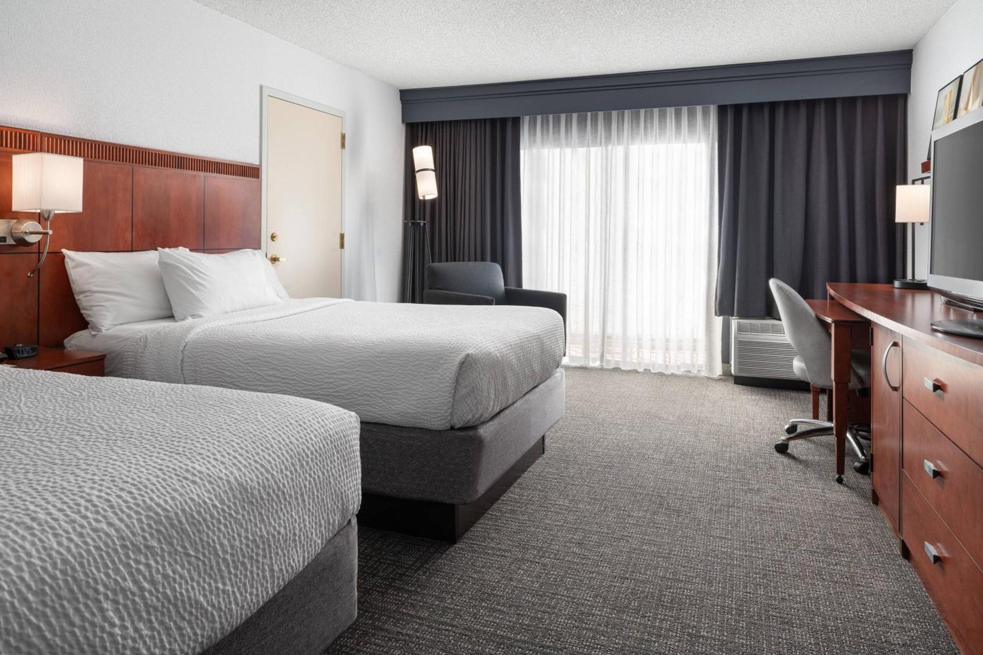 Courtyard By Marriott Pleasanton Hotel Exterior photo