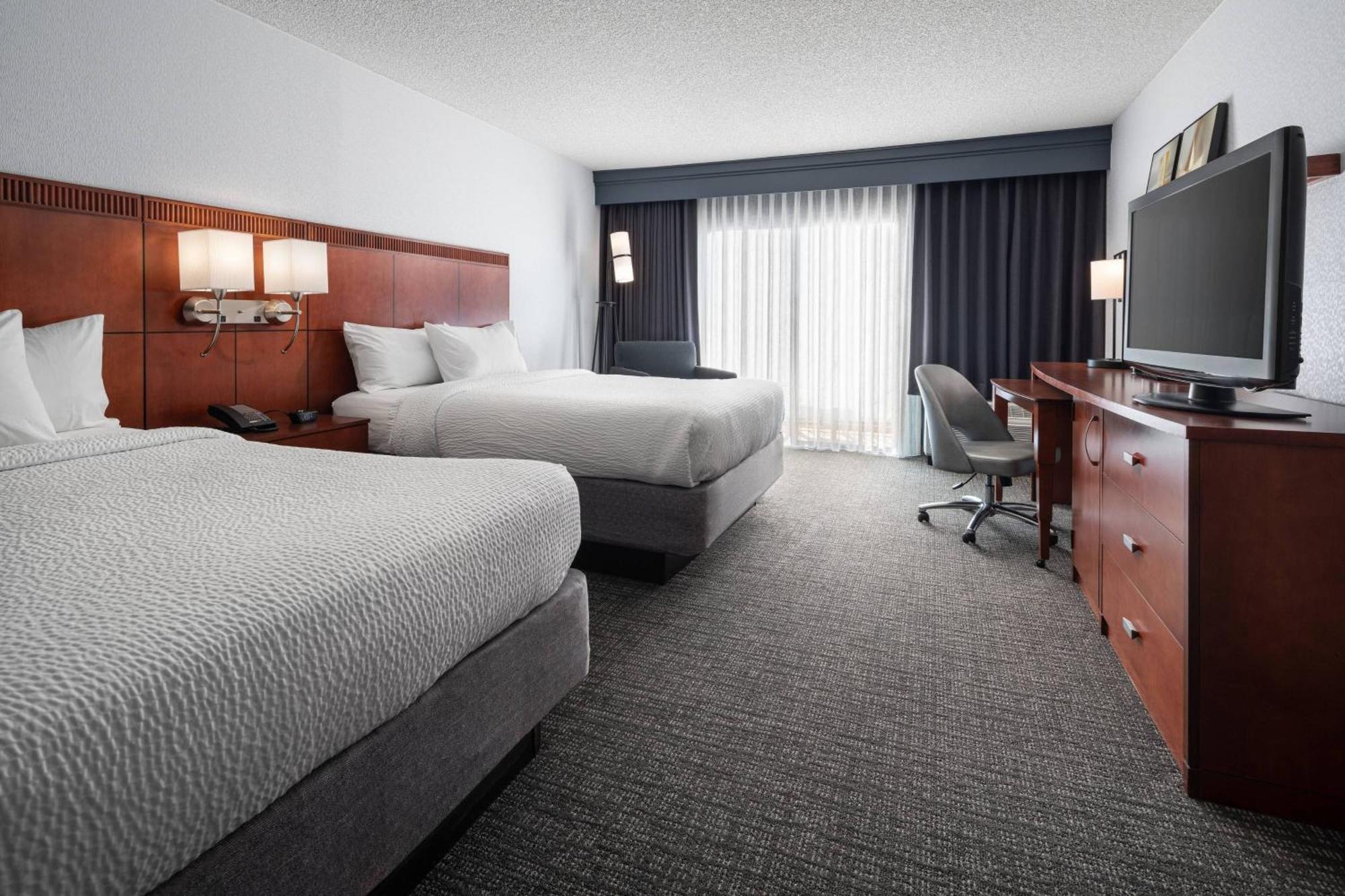 Courtyard By Marriott Pleasanton Hotel Exterior photo