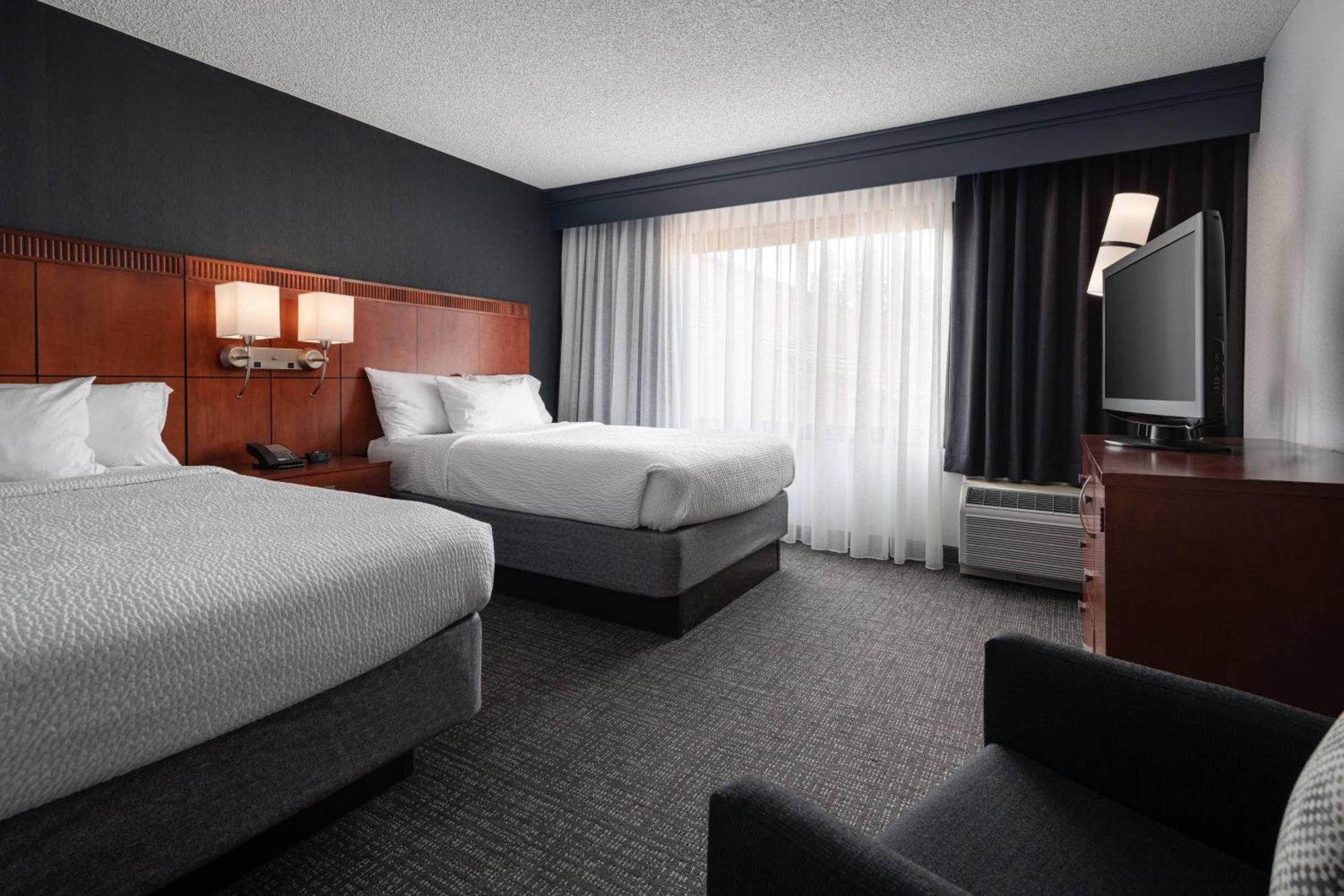 Courtyard By Marriott Pleasanton Hotel Exterior photo