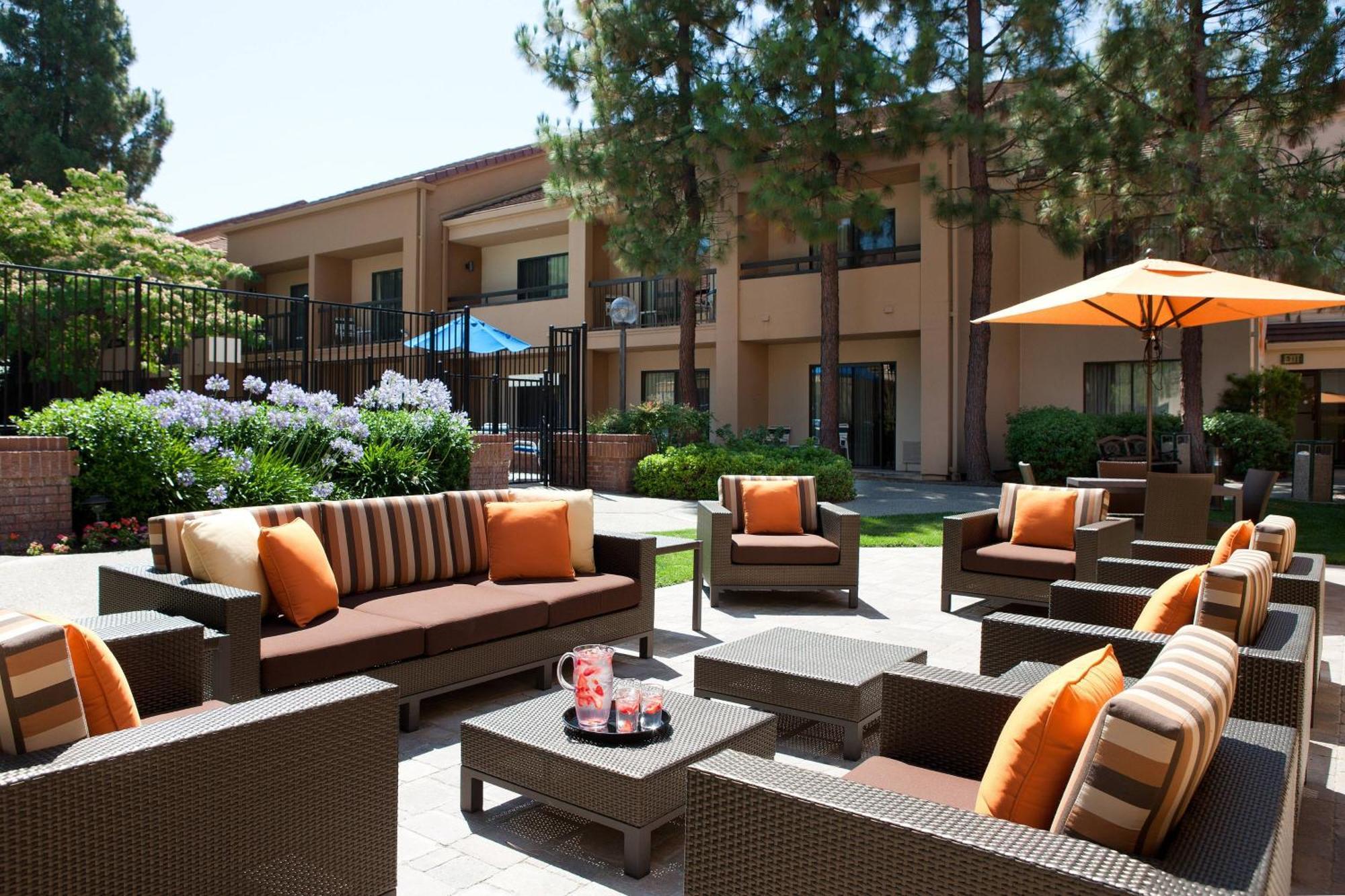 Courtyard By Marriott Pleasanton Hotel Exterior photo
