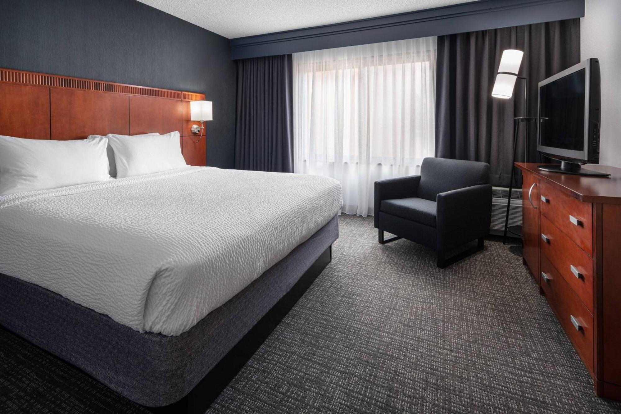 Courtyard By Marriott Pleasanton Hotel Exterior photo
