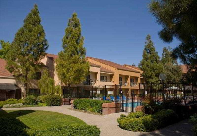 Courtyard By Marriott Pleasanton Hotel Exterior photo