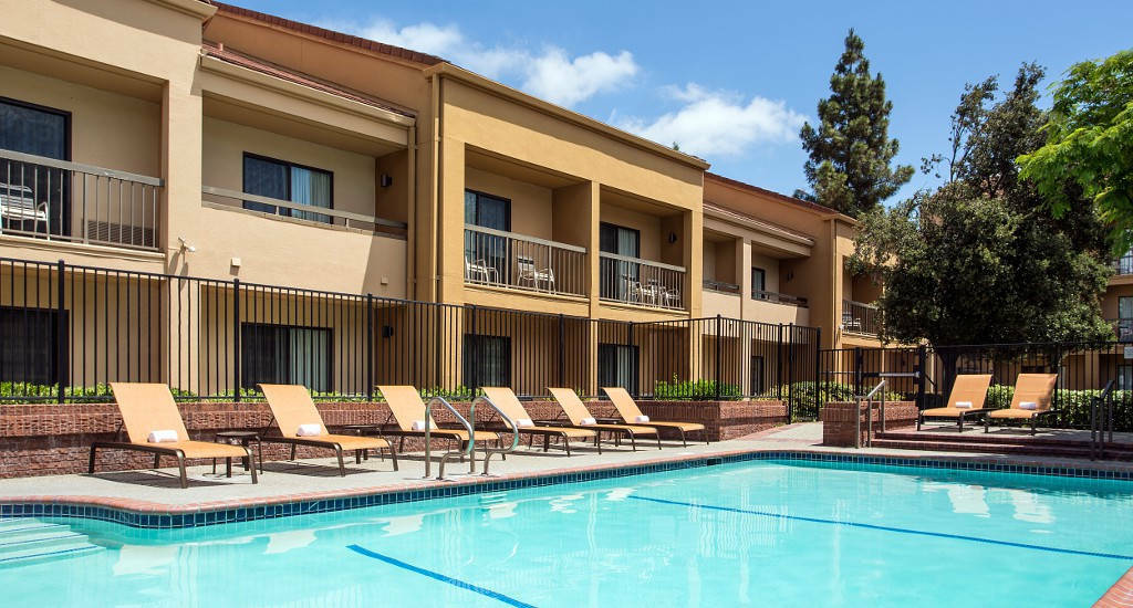 Courtyard By Marriott Pleasanton Hotel Exterior photo