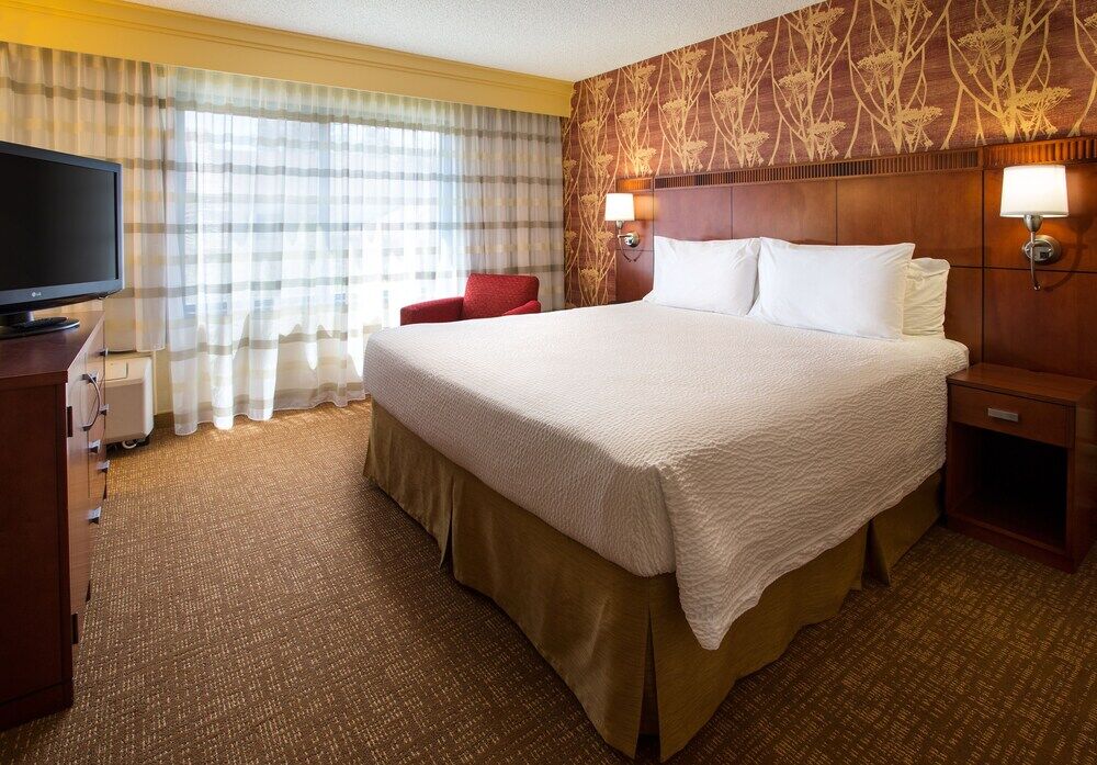 Courtyard By Marriott Pleasanton Hotel Exterior photo